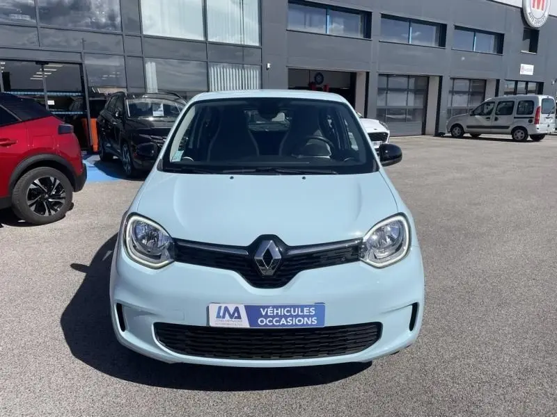 Vue avant d'une Renault Twingo III bleu dragée 2022, avec calandre noire et plaque "Véhicules Occasions".
