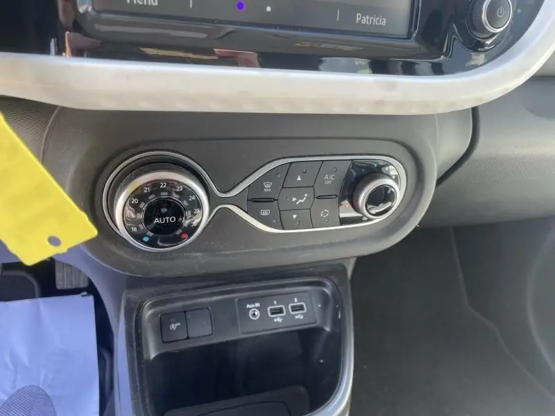 Détail du tableau de bord de la Renault Twingo III bleu dragée 2022, montrant les commandes de climatisation et ports USB.