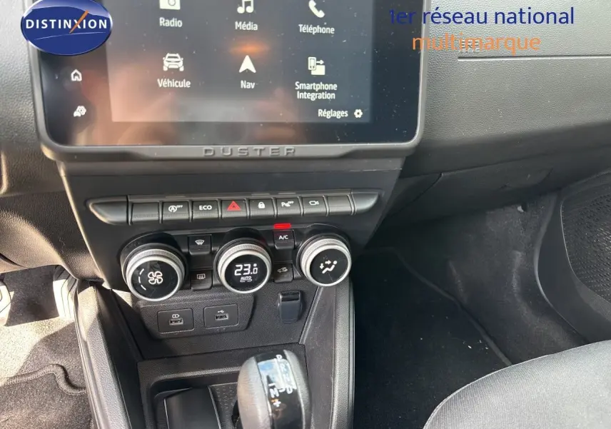 Intérieur du Dacia Duster noir 2024, vue sur la console centrale avec écran tactile et commande de climatisation digitale.