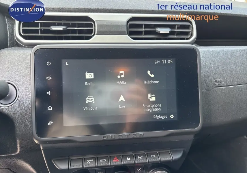 Écran tactile central du tableau de bord du Dacia Duster noir 2024, vue frontale rapprochée.