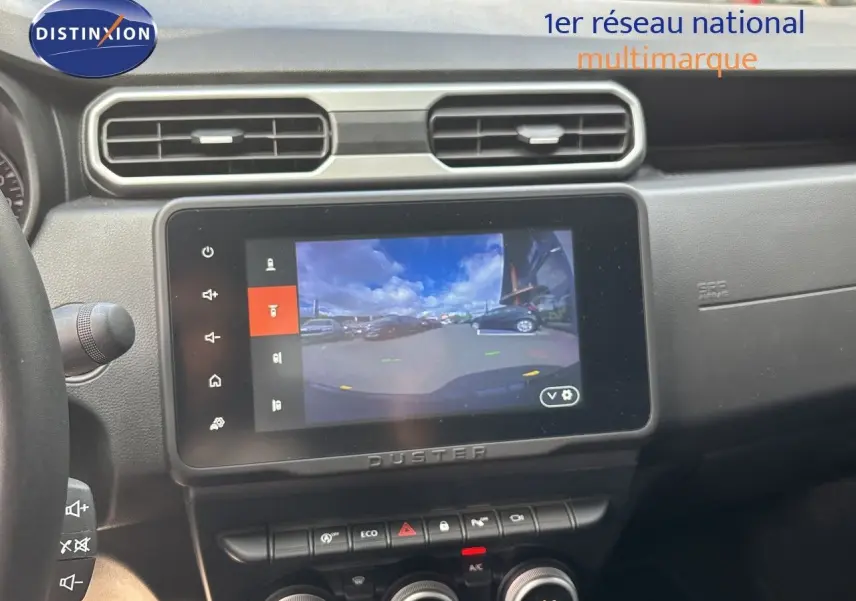 Vue intérieure du tableau de bord du Dacia Duster noir 2024, écran tactile affichant la caméra de recul.