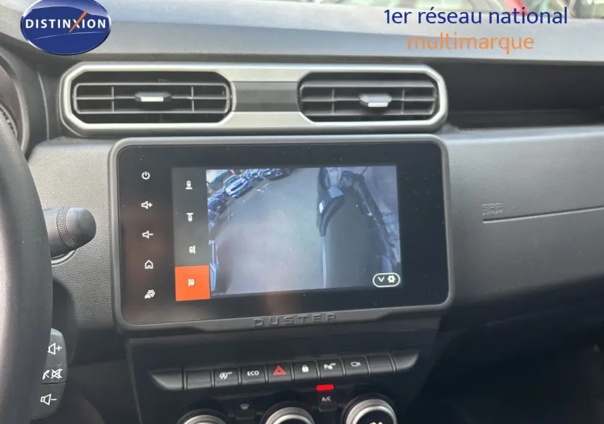 Vue intérieure du tableau de bord du Dacia Duster noir 2024, écran tactile affichant la caméra 360° en marche.