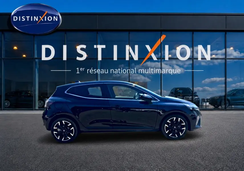 Profil côté gauche d'une Renault Clio V noire 2025, avec jantes alliage et lignes dynamiques visibles.
