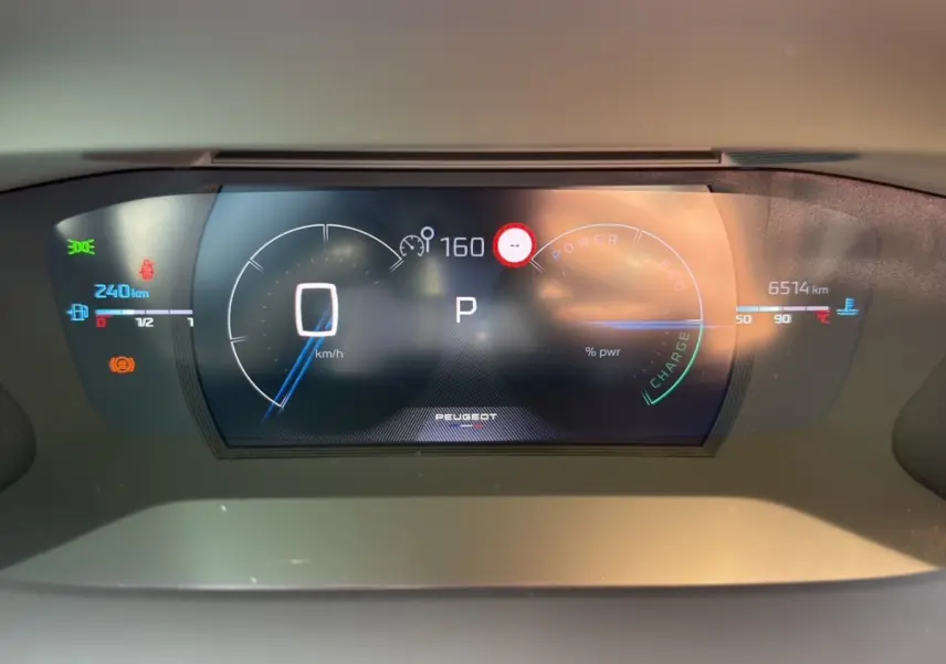 Tableau de bord numérique du Peugeot 2008 Hybrid 145 e-DCS6 GT affichant vitesse, autonomie et température moteur.