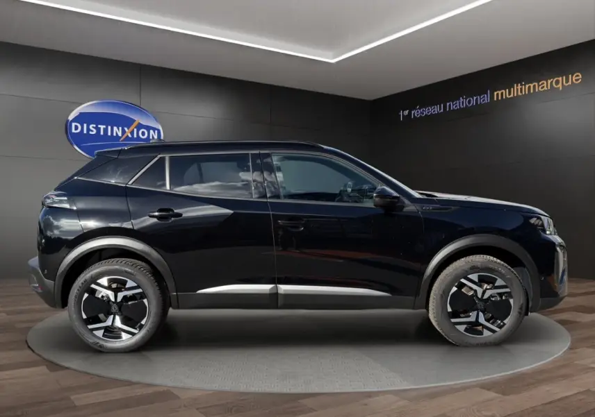 Peugeot 2008 Hybrid 145 e-DCS6 GT noir vue de profil côté gauche, avec jantes noires et toit noir contrasté.