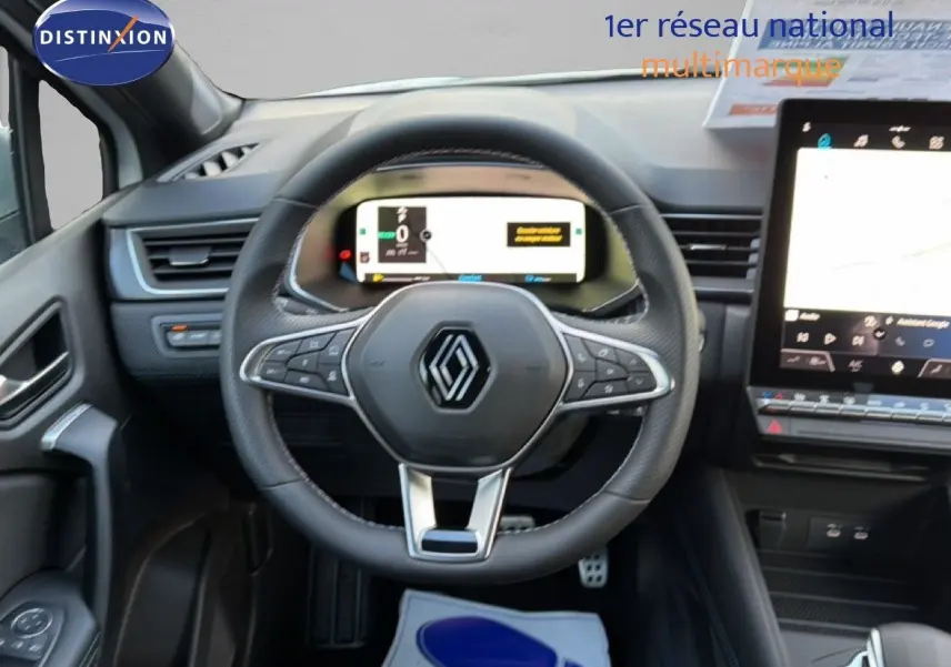 Vue intérieure centrée sur le volant noir du Renault Captur 2025 avec tableau de bord numérique et écran tactile.