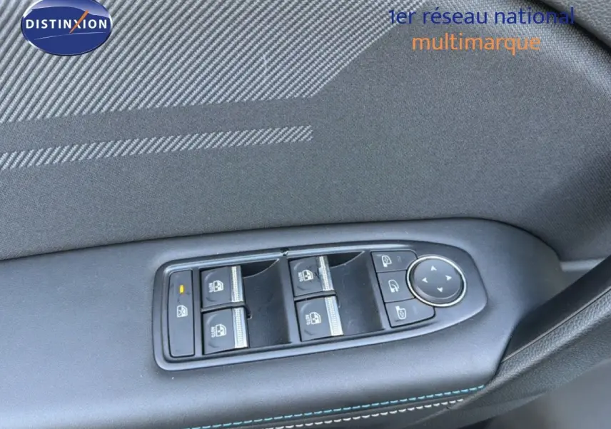 Gros plan sur les commandes des vitres et rétroviseurs côté gauche d’un Renault Captur blanc nacré toit gris.