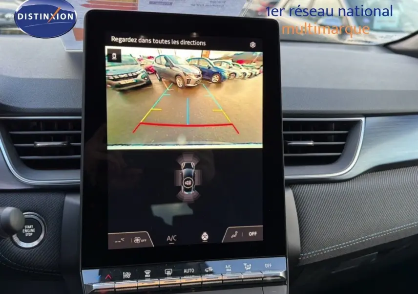 Écran central du Renault Captur 2025 montrant la caméra de recul, intérieur avec finitions gris et noir.