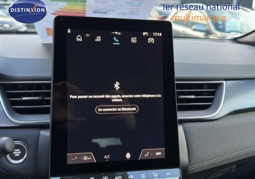 Intérieur de Renault Captur 2025, vue frontale sur l’écran tactile central avec commandes climatisation et démarrage moteur.