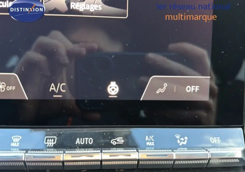 Gros plan sur la console centrale du Renault Captur 2025, montrant les commandes de climatisation et d’aération.