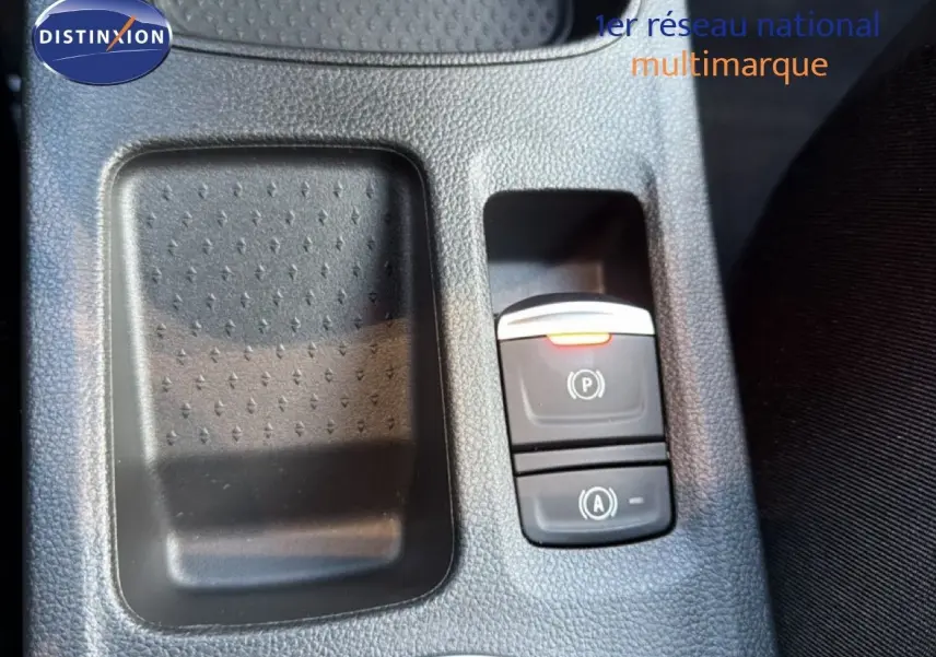 Gros plan sur la console centrale du Renault Captur 2025, montrant les commandes de frein à main électrique et d'assistance au démarrage.