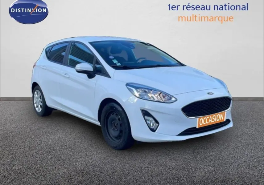 Ford Fiesta blanche vue en 3/4 avant droit, avec jante acier avant et jantes classiques arrière.