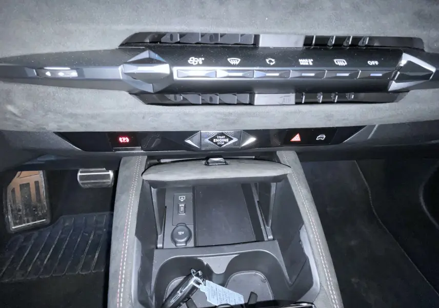 Vue rapprochée de la console centrale du DS4 2024, mettant en valeur les commandes tactiles et le rangement noir élégant.