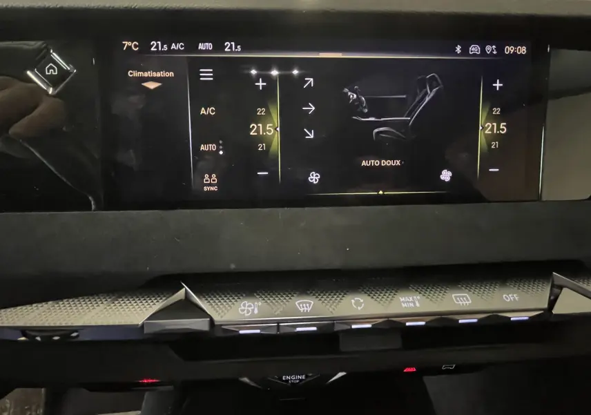 Tableau de bord du DS4 2024 avec écran tactile de climatisation et commandes en finition Performance Line.