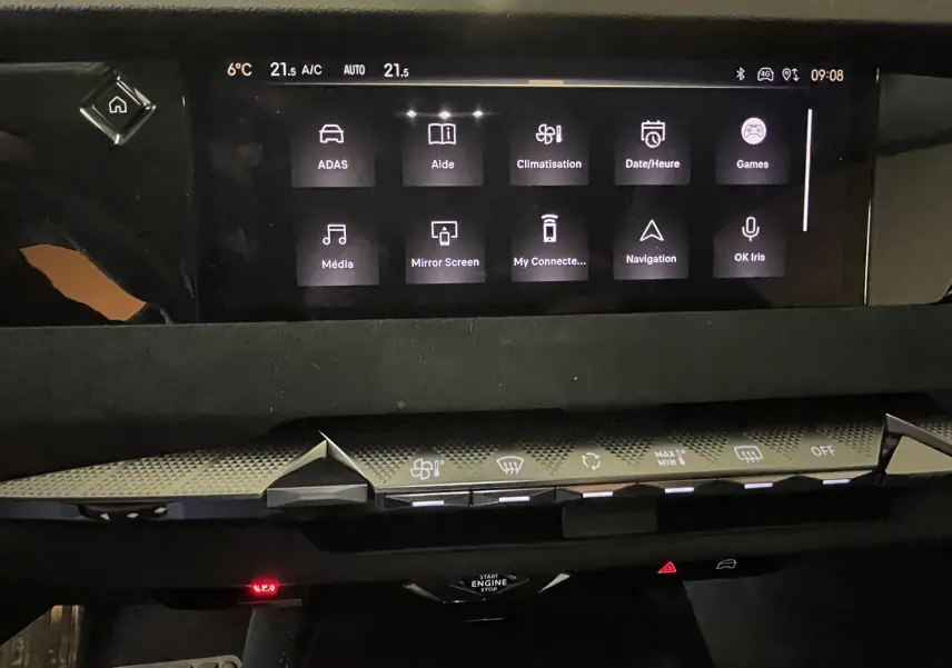 Écran tactile central du tableau de bord du DS4 2024 avec interface multimédia et commandes climatisation visibles.