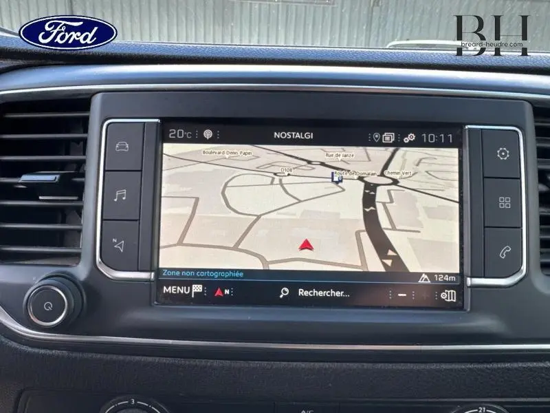 Écran tactile de navigation 7 pouces affichant une carte, tableau de bord intérieur d'un Ford, sans lien avec Peugeot Expert.