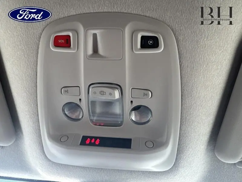 Plafonnier intérieur avec commandes d'éclairage et bouton SOS, dans un Peugeot Expert Fourgon blanc Banquise 2020.