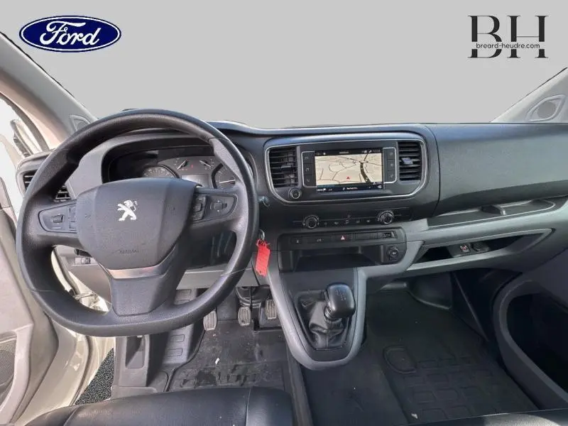 Vue intérieure avant du Peugeot Expert Fourgon 2020 avec tableau de bord noir et écran tactile de navigation visible