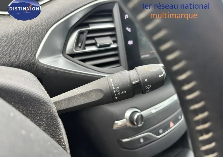 Gros plan sur la commande d’essuie-glace à gauche du volant dans l’habitacle d’une Peugeot 308 2020.