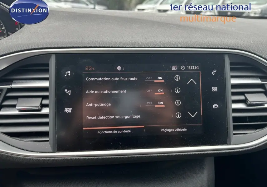 Écran tactile central du tableau de bord de la Peugeot 308 Bleu Magnetic, affichant les réglages d'aide à la conduite.