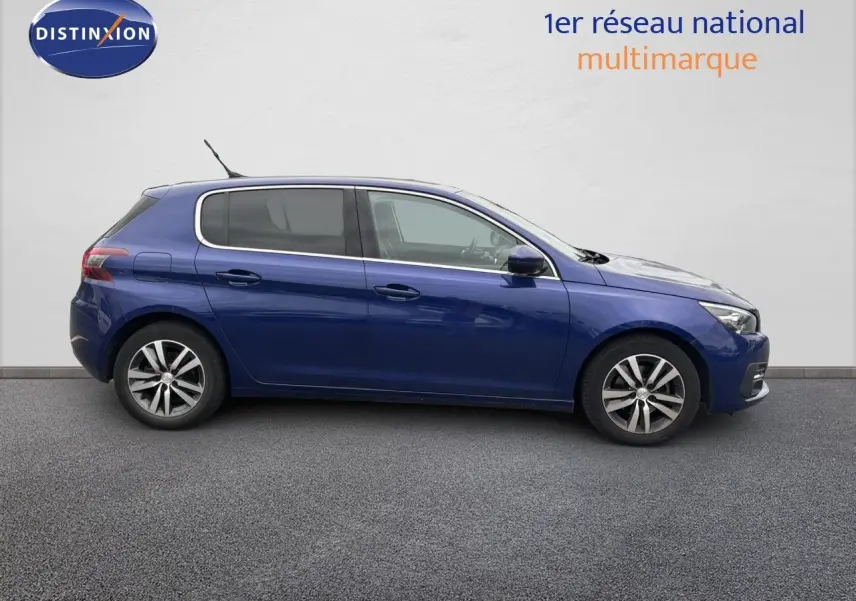 Profil côté gauche d'une Peugeot 308 2020 bleu Magnetic, compacte à cinq portes sur fond neutre.