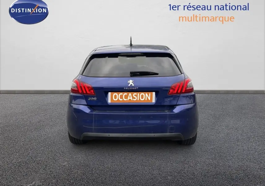Vue arrière d'une Peugeot 308 Bleu Magnetic 2020 avec feux arrière distinctifs et plaque d'occasion visible.