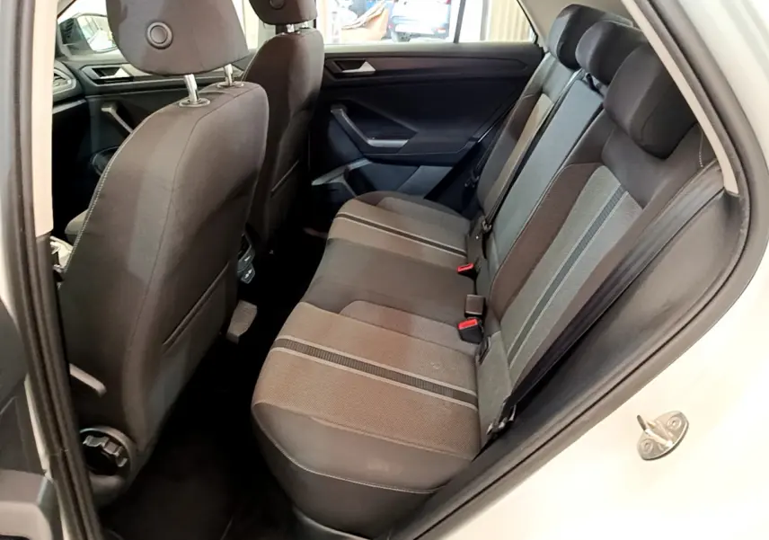 Vue intérieure côté droit montrant la banquette arrière noire et grise du Volkswagen T-Roc blanc 2021.