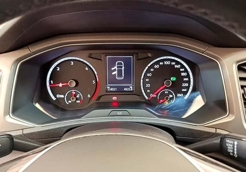 Tableau de bord du Volkswagen T-Roc 2.0 TDI 150 Lounge Business 2021, affichage digital et compteurs analogiques vus de face