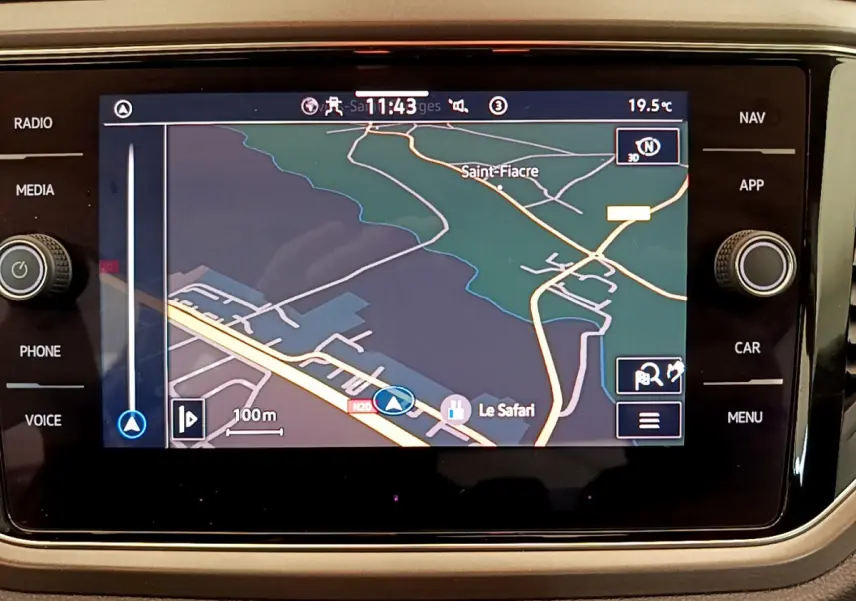 Écran tactile de navigation 8 pouces du Volkswagen T-Roc blanc, affichant une carte en mode 3D.