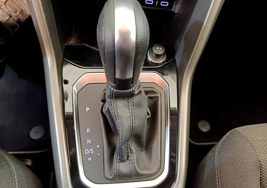 Le levier de vitesses automatique noir du Volkswagen T-Roc 2.0 TDI, vue rapprochée de la console centrale.