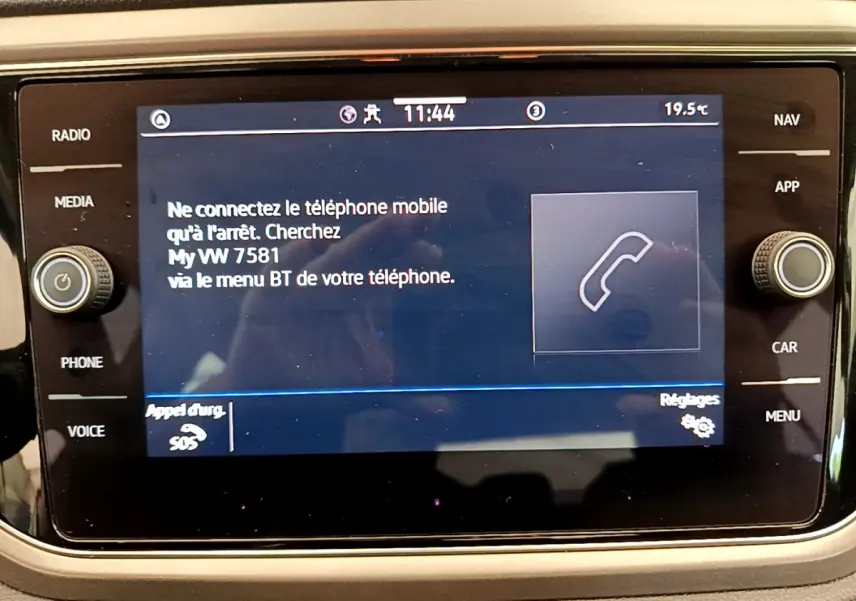 Écran tactile central du Volkswagen T-Roc 2.0 TDI blanc, affichant les instructions de connexion Bluetooth.