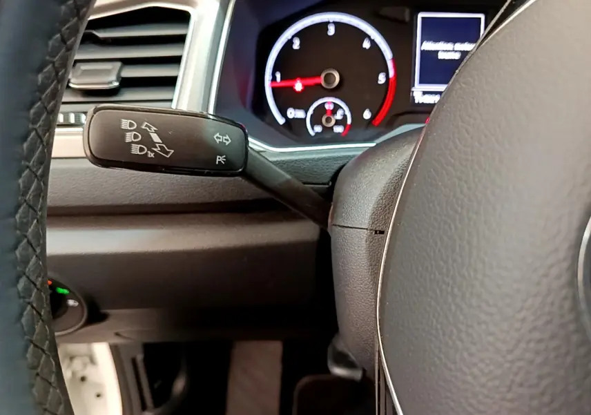 Gros plan sur le volant cuir et le combiné d'instruments numérique du Volkswagen T-Roc blanc, version 2021.