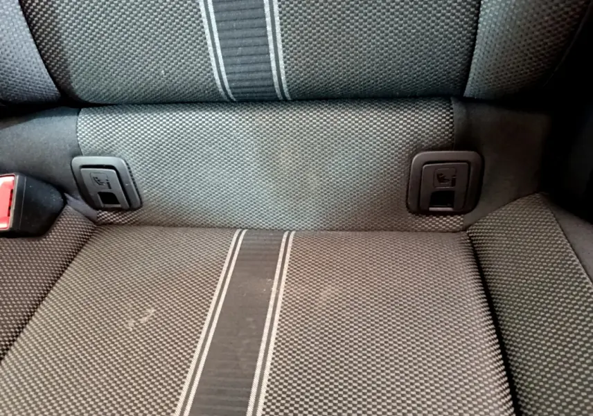 Gros plan sur la banquette arrière grise à motifs avec fixations Isofix du Volkswagen T-Roc 2021.