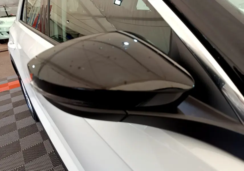 Rétroviseur noir côté conducteur du Volkswagen T-Roc blanc 2.0 TDI 150 LOUNGE BUSINESS DSG7, vue rapprochée.