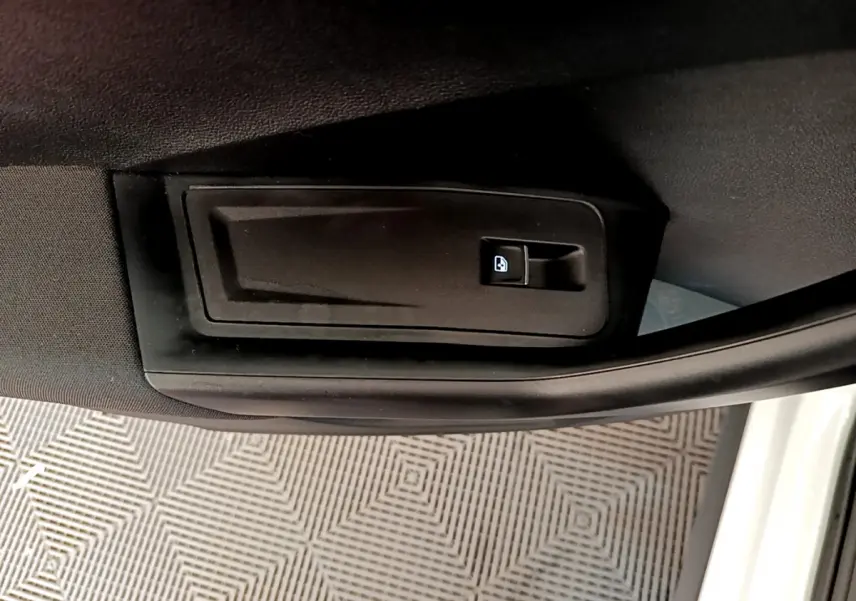 Détail de la poignée intérieure de déverrouillage de porte sur la portière côté gauche d'un Volkswagen T-Roc blanc 2021.