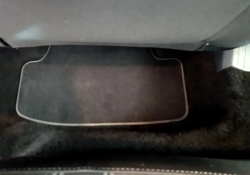 Tapis de sol noir avec surpiqûres claires côté passager avant du Volkswagen T-Roc blanc 2021.