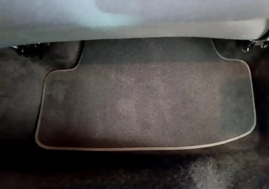 Tapis de sol noir côté conducteur du Volkswagen T-Roc 2.0 TDI 150 Lounge Business 2021.