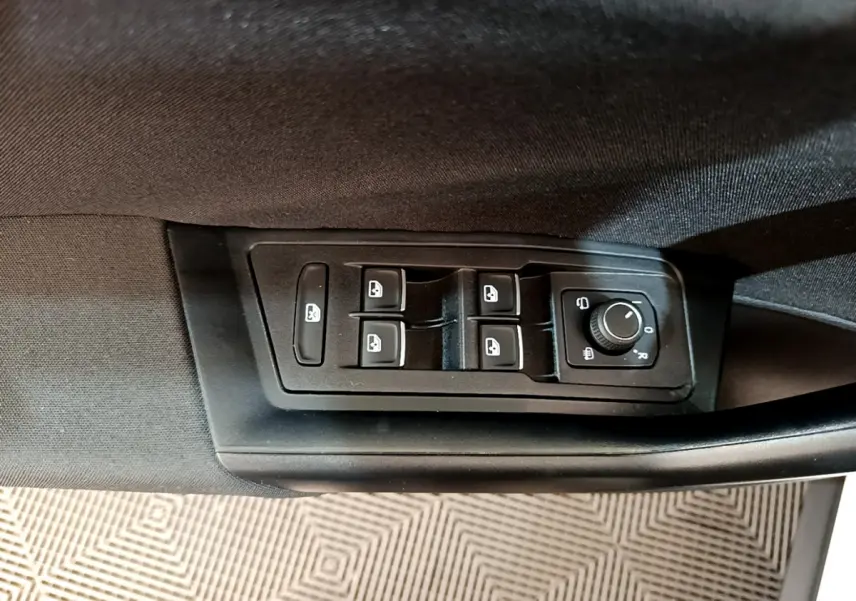 Commande des vitres et réglage des rétroviseurs sur la porte côté gauche d'un Volkswagen T-Roc blanc 2021.