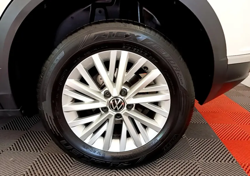 Gros plan sur la roue avant droite blanche du Volkswagen T-Roc 2.0 TDI 150 Lounge Business avec jante alliage multi-branches.
