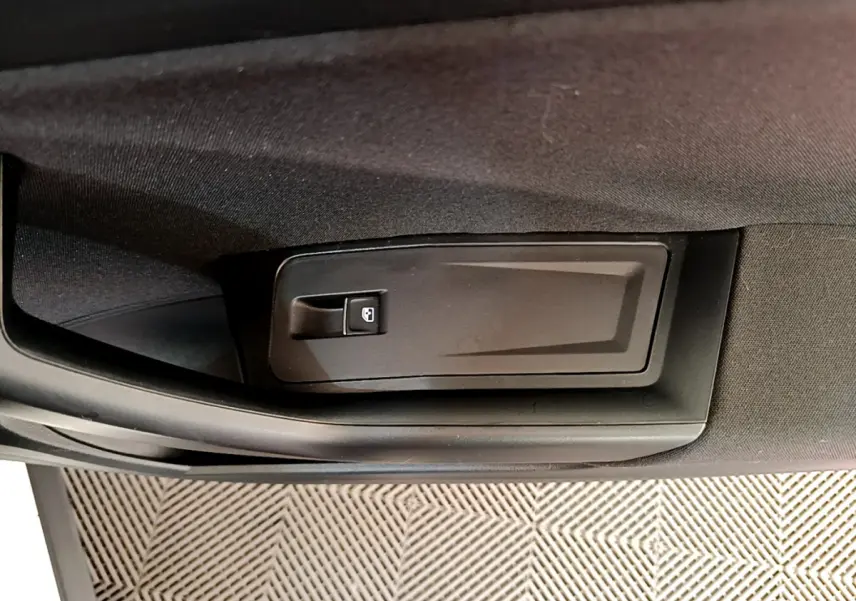 Gros plan sur la commande de verrouillage de porte côté conducteur du Volkswagen T-Roc blanc, version 2021.