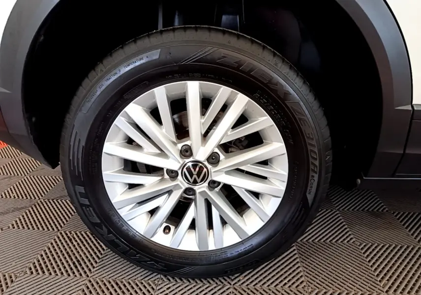 Gros plan sur la roue avant droite blanche du Volkswagen T-Roc 2.0 TDI 150 Lounge Business avec jante alliage multi-branches.