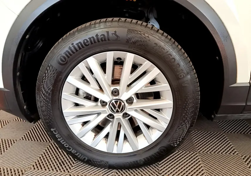Gros plan sur la roue avant droite blanche d'un Volkswagen T-Roc 2.0 TDI 150 Lounge Business avec jante alliage et pneu Continental.