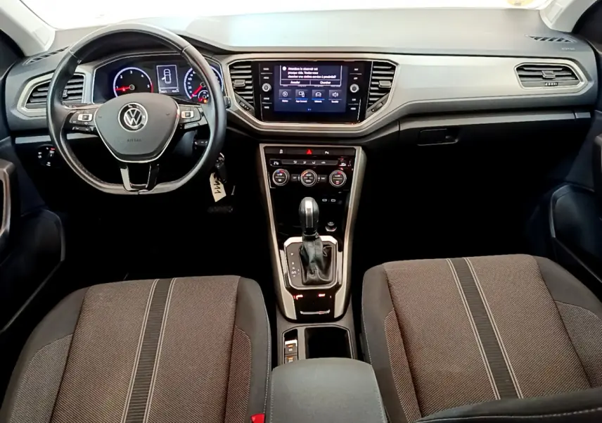 Intérieur du Volkswagen T-Roc 2021, vue frontale sur tableau de bord, volant cuir et écran tactile central.