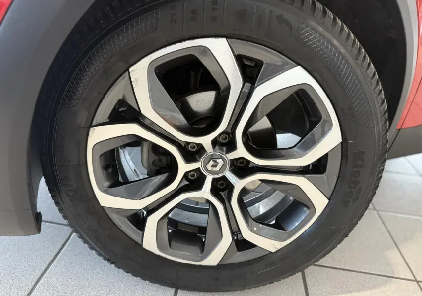 Gros plan sur la jante alliage noire et argentée du Renault Captur rouge foncé 2020 côté avant droit.