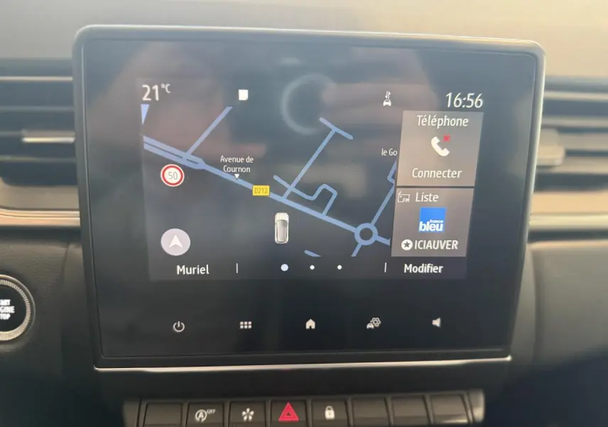Écran tactile central du tableau de bord du Renault Captur 2020 affichant la navigation et les options téléphone.