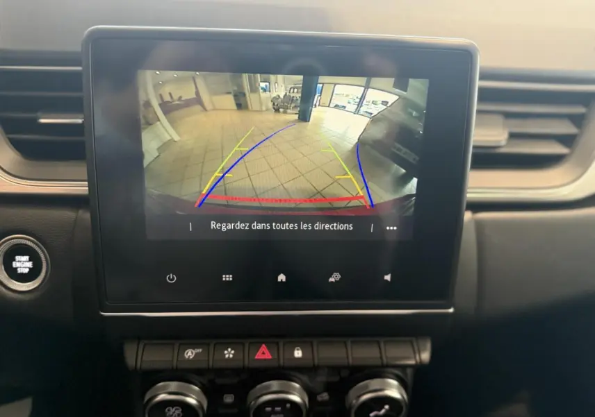 Affichage de la caméra de recul sur l'écran central du tableau de bord du Renault Captur rouge foncé 2020.