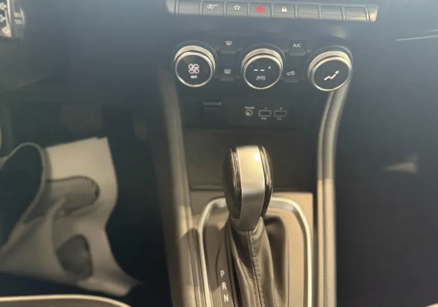 Le levier de vitesse automatique et les commandes de climatisation du Renault Captur 2020 vus de dessus.