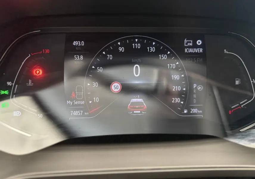 Tableau de bord numérique du Renault Captur 2020 affichant la vitesse, la jauge de carburant et les alertes au repos.