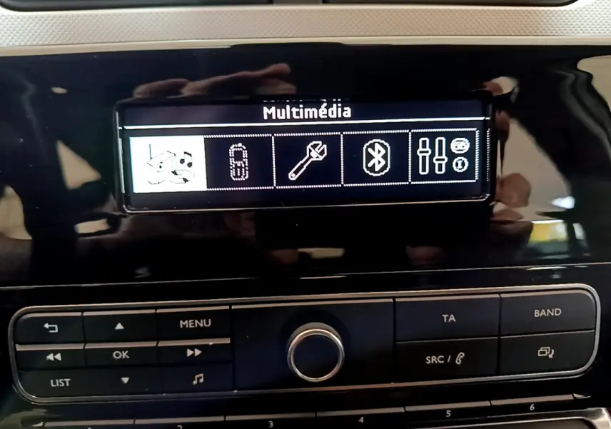 Gros plan sur l’écran multimédia et la console centrale noire du tableau de bord de la Citroën C3 blanche.
