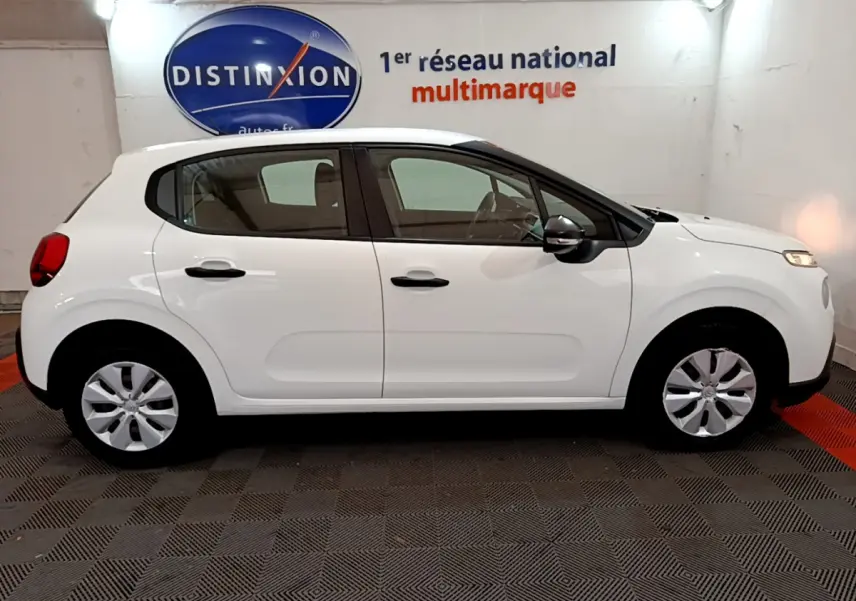 Profil droit d'une Citroën C3 blanche 2018 PureTech 68 BVM Live, avec jantes tôles et rétroviseurs noirs.